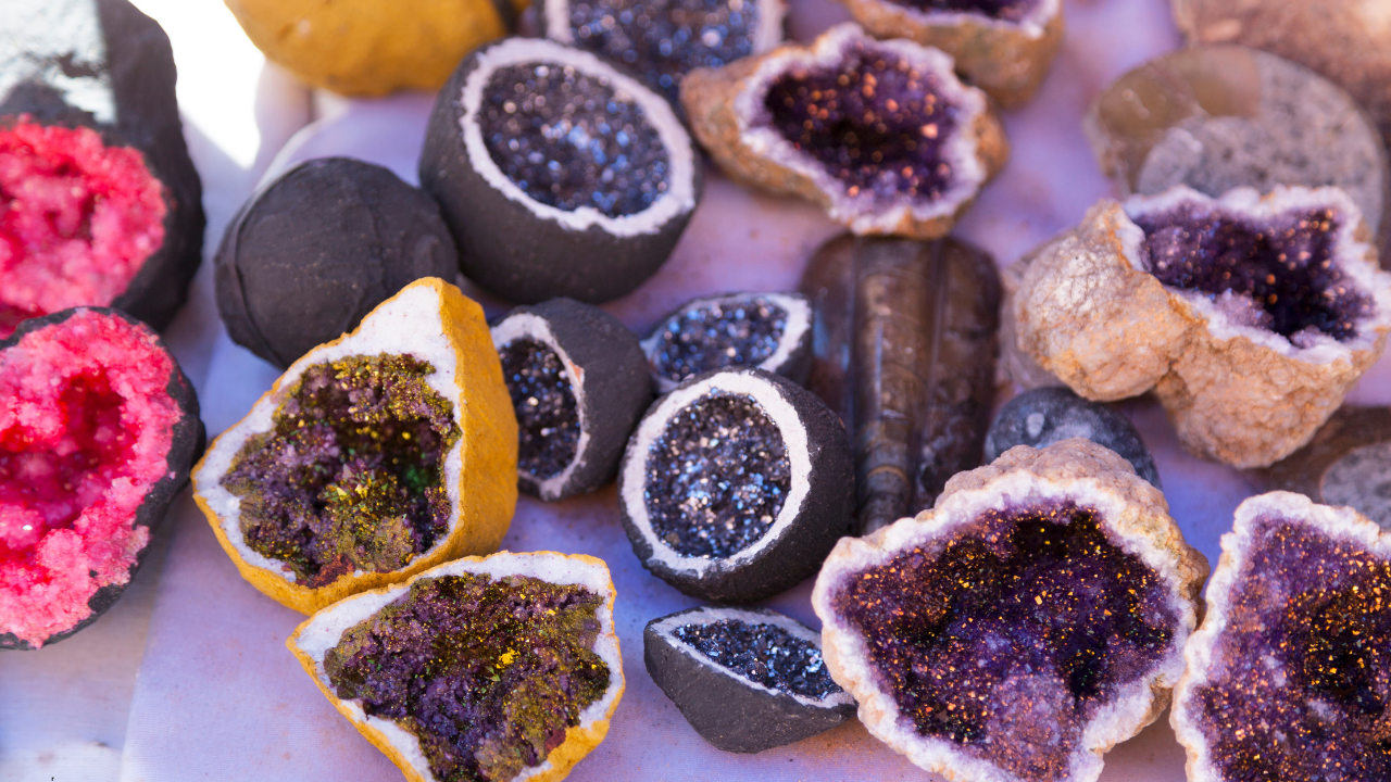 Natural Geode – Crystal-Filled Rock with Sparkling Interior for Home Decor or Collecting